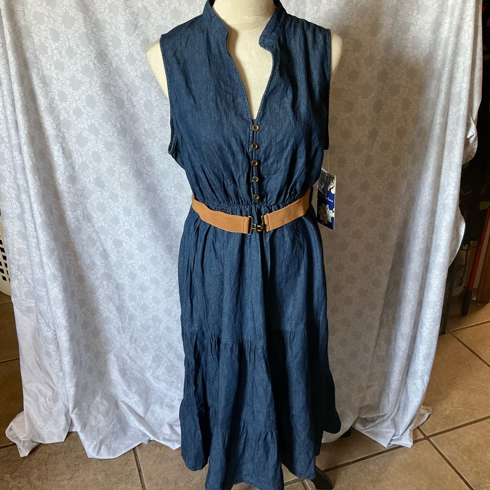 Elegant Sleeveless Blue Dress with Belt